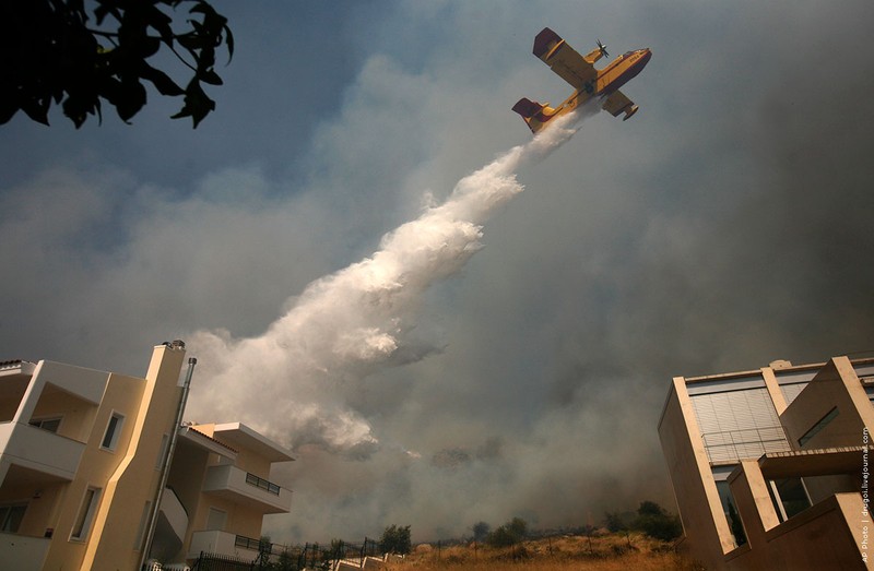 15.06.2009, Греция | В тушении лесных пожаров в пригороде Афин принимали участие восемь самолетов и два вертолета пожарной службы. 