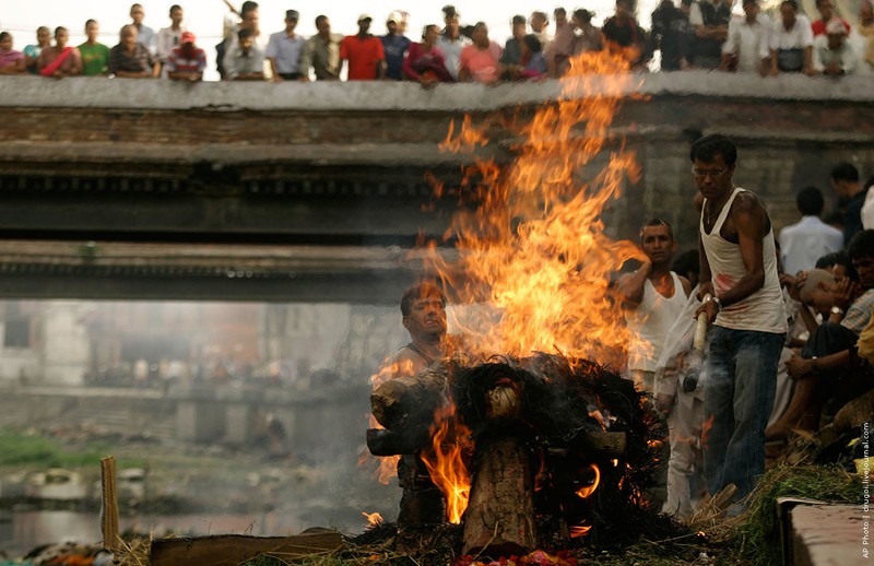 19.06.2009, Непал | Соратники местного лидера маоистов Раджендры Пуяла, убитого при невыясненных обстоятельствах в Катманду, совершают обряд сожжения его тела.