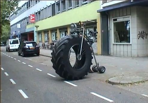 Велосипед с белазовским колесом (8 фото + видео)
