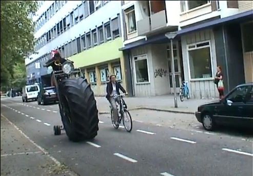 Велосипед с белазовским колесом (8 фото + видео)