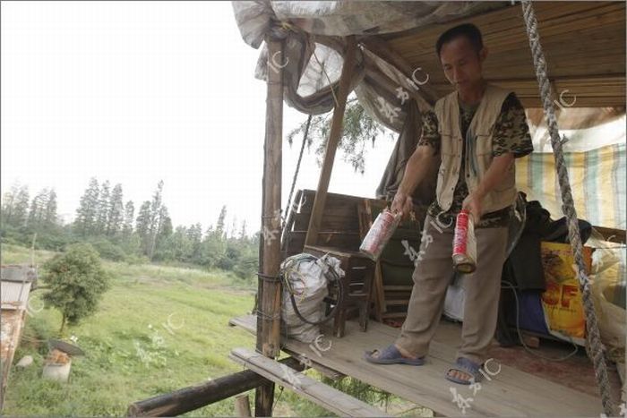 Фермер защищает свою землю самодельной пушкой (16 фото)