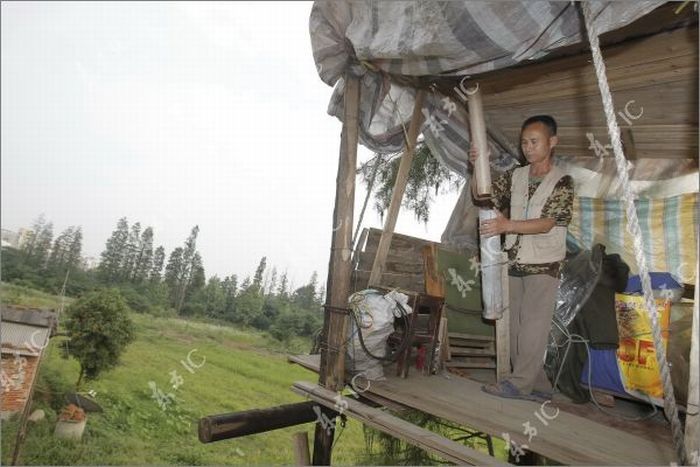 Фермер защищает свою землю самодельной пушкой (16 фото)