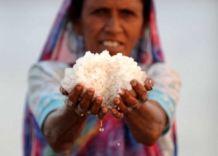 Как добывается соль в Индии и Индонезии (28 фото)