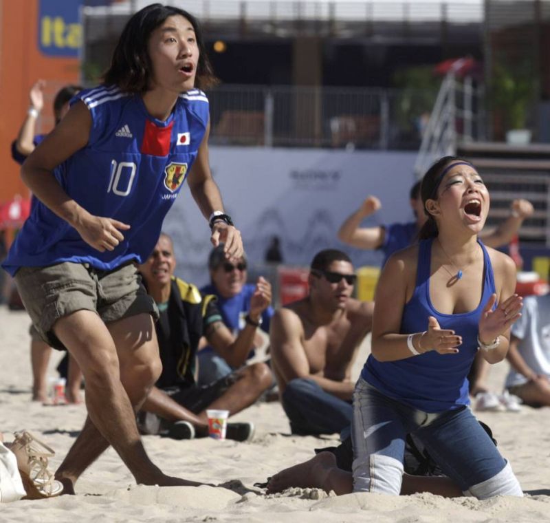 Японские болельщики смотрят матч Япония-Камерун на пляже Копакабана в Рио-де-Жанейро. Сборная Японии выиграла у сборной Камеруна со счетом 1-0.
