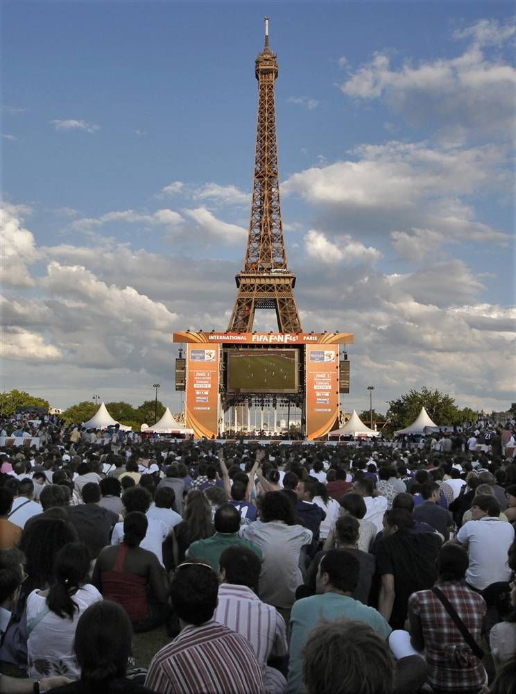 Футбольные фанаты собрались перед большим экраном недалеко от Эйфелевой башни 11 июня, чтобы посмотреть матч Уругвай - Франция.