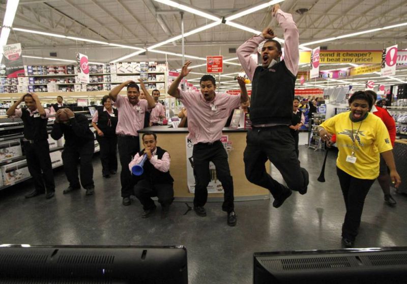Работники супермаркета в Георге, ЮАР, радуются голу в ворота сборной Мексики 11 июня, во время первого матча Чемпионата мира по футболу 2010. 