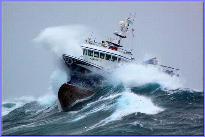 Рыболовецкое судно попало в шторм (7 фото)
