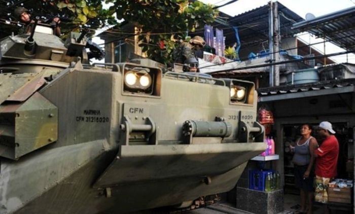 Армия провела зачистку трущоб в Рио-де-Жанейро ( 27 фото)