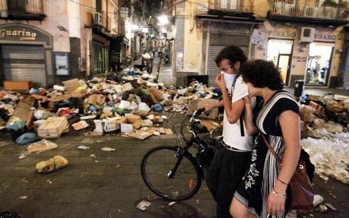 "Помоечный скандал" в Италии ( 13 фото)