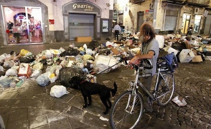 "Помоечный скандал" в Италии ( 13 фото)