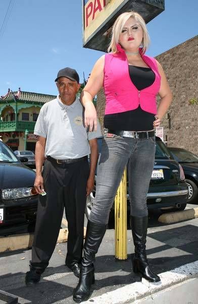 Крупная девочка Линдсей Хейворд выжимает 320 кг (16 фото)
