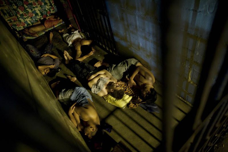 Процветание коррупции в тюрьмах Гондураса (15 фото)