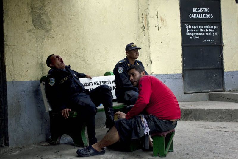 Процветание коррупции в тюрьмах Гондураса (15 фото)