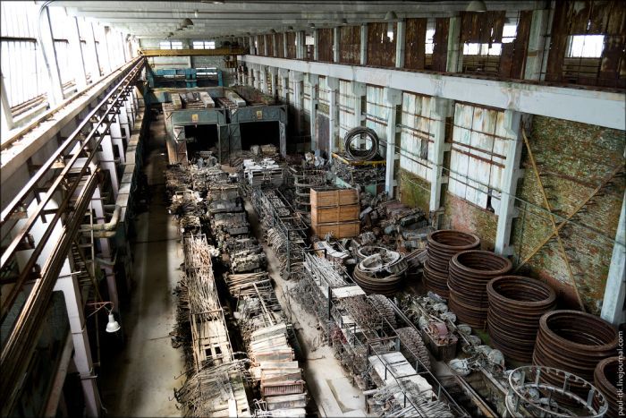 Заброшенный танкоремонтный завод (34 фото)