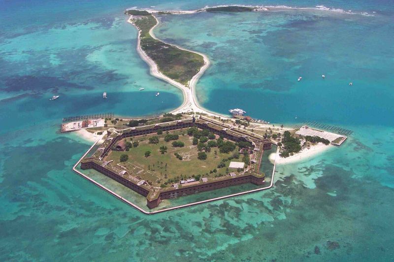Остров Драй Тортугас и форт Джефферсон (11 фото + 2 видео)
