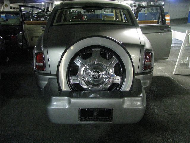 Необычный багажник на люксовом Rolls-Royce Phantom (3 фото)