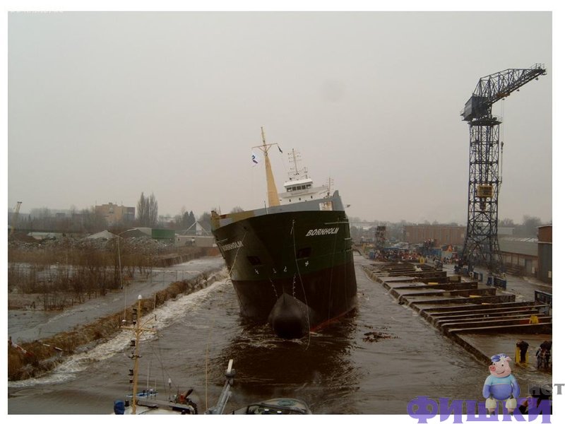 Спуск корабля на воду (10 фото)