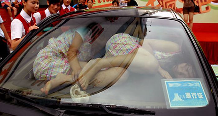 Конкурс: сколько китайцев поместятся в одной машине? (5 фото)