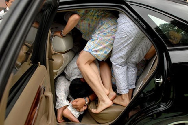 Конкурс: сколько китайцев поместятся в одной машине? (5 фото)