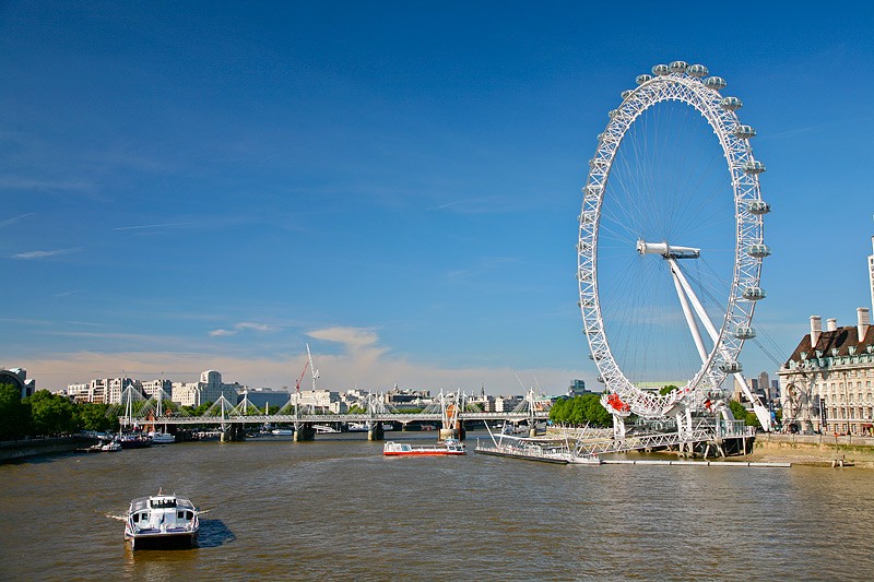 London Eye - символ Лондона начала ХХI века и одна из самых популярных туристических достопримечательностей. Наверно, лондонцы думают, что это довольно пошло начинать знакомство с городом с такой казалось бы банальной штуковины, но так как нам всё было в диковинку, London Eye был одним из первых пунктов в программе того, что нужно сделать и посмотреть в Лондоне.