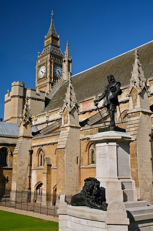 Памятник лорду Оливеру Кромвелю - известному английскому военачальнику и политическому деятелю.