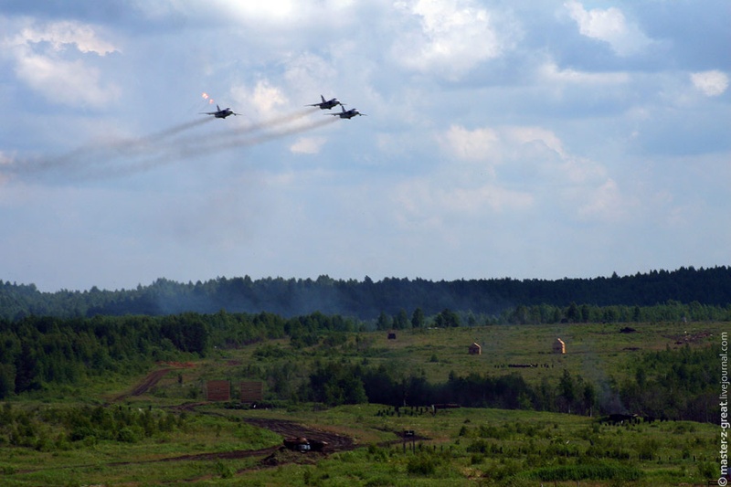 В завершении программы была демонстрация бомбометания с самолетов СУ-24