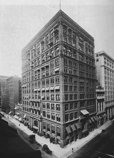 Небоскреб (1885)  Подумать только! Еще в 1885 году в Чикаго был построен первый небоскреб с использованием металла и бетона, в котором располагалась страховая компания. В 1931 году он был снесен, чтобы освободить место для строительства здания национального банка. Но тем не менее это был первый небоскреб с внутренними поддерживающими стальными колоннами, высота его при 10 этажах составляла 42 метра — это выше, чем современные 9-этажные дома!