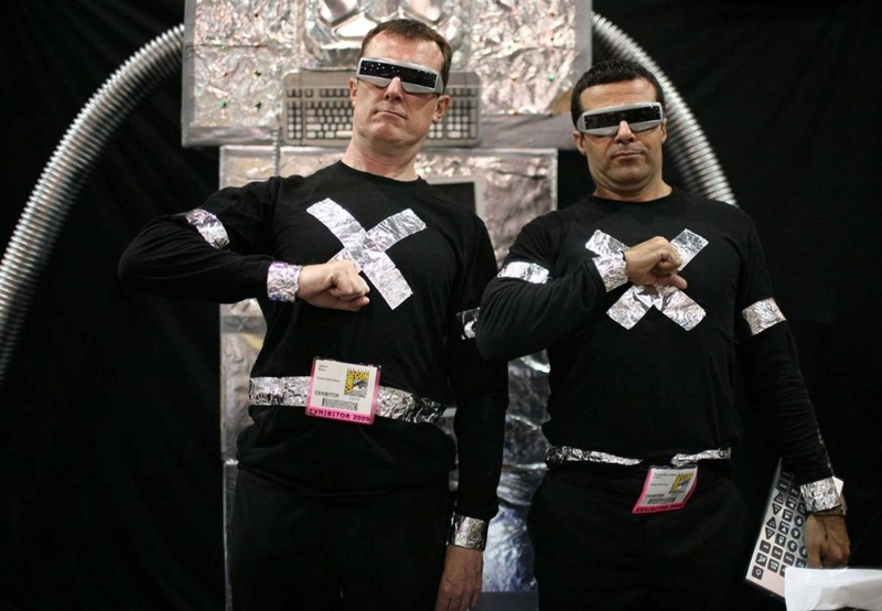 Одевшись соответствующим образом, комики Джеймс Бейкер (слева) и Роуд Монтийо позируют перед камерами на фестивале Comic-Con в Сан-Диего 22 июля, 2009. (Sean Masterson/EPA)