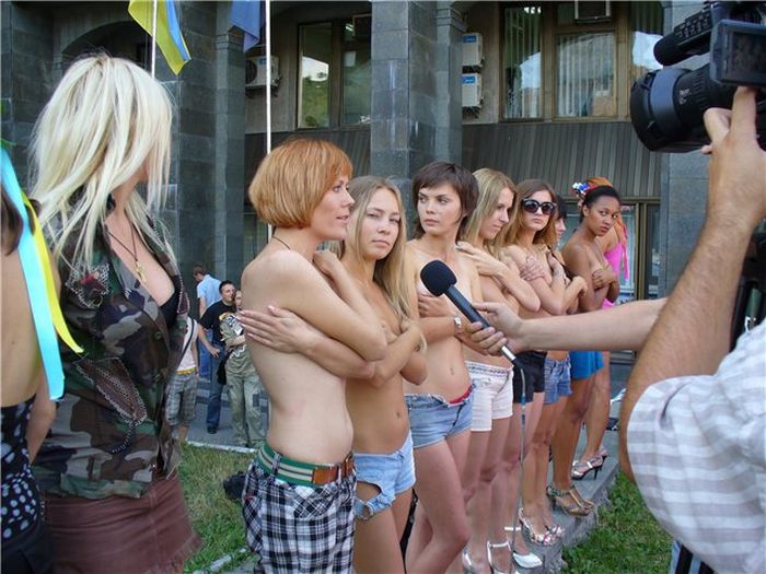 Украинские феменистки против порно (6 фото)