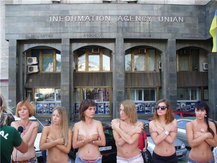 Украинские феменистки против порно (6 фото)