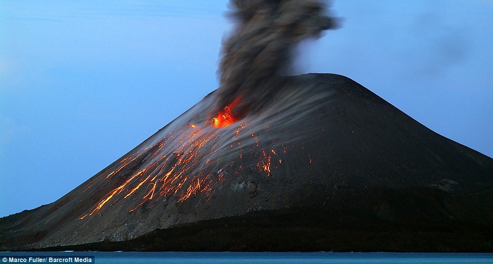 Вулкан Кракату (8 фото)