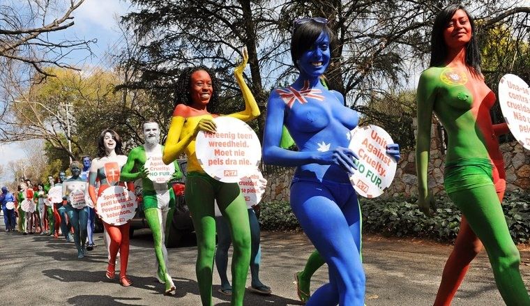Голый протест в Африке против меха. Femen удавятся (11 фото)