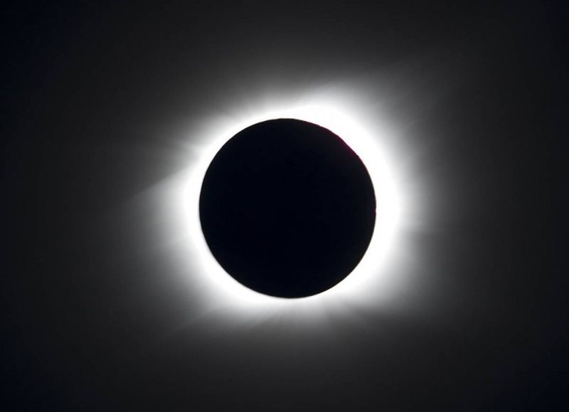 Луна закрыла солнце во время полного солнечного затмения 11 июля. Фото было сделано на острове Пасхи. При полном затмении корона солнца светится вокруг темных очертаний луны.