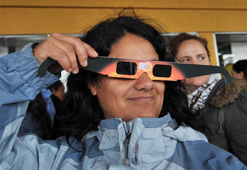 Туристка позирует с очками по прибытии в аэропорт Матавери на острове Пасхи, в 3700 км от побережья Чили. 