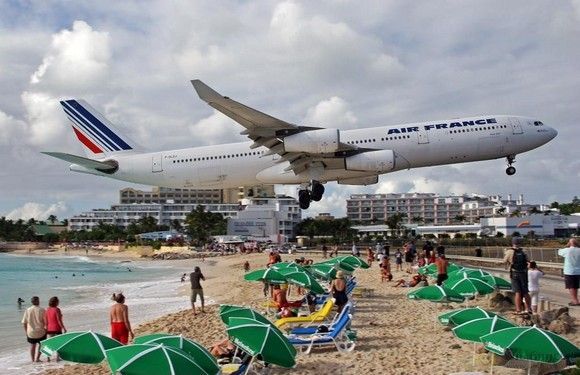 На райском острове самолёты садятся туристам на шею (18 фото)