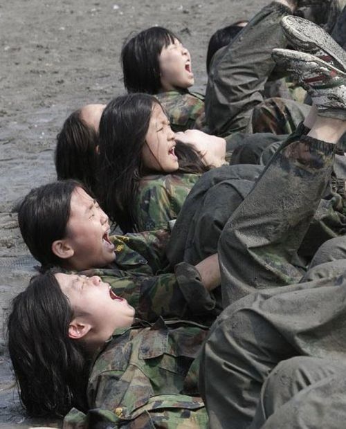 Военный лагерь для девочек (11 фото)