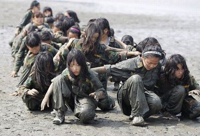 Военный лагерь для девочек (11 фото)