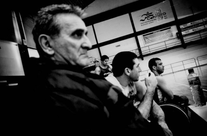 Тренер Доминго Патроне пристально следит за тренировкой своей команды и что-то отмечает в своем iPad. (Javier Heinzmann)
