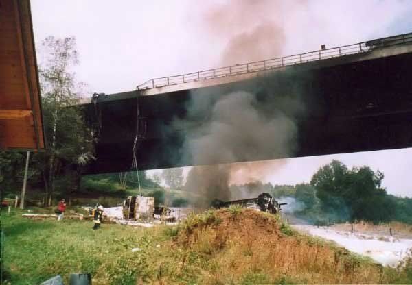 9. Бензовоз и Мост - $358 Миллионов 26 августа 2004 года машина врезалась в полный бензовоз, который загорелся и, взорвавшись, уничтожил мост. Стоимость восстановительных работ - 358 миллионов долларов