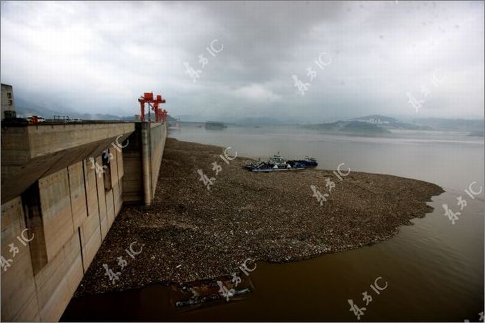 В Китае небывалое наводнение оставило тонны мусора (17 фото)