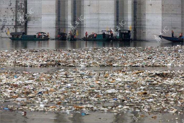 В Китае небывалое наводнение оставило тонны мусора (17 фото)