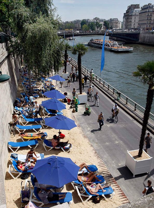 1. Временные искусственные пляжи открылись вдоль реки Сены в центре Парижа. Впервые подобные пляжи появились в 2002 году, тогда это был один пляж. Сейчас их три. (AP)