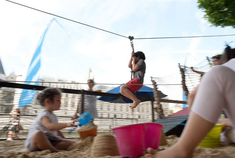5. Дети играют в зоне отдыха в первый день открытия искусственных пляжей. Рядом установлены тренажеры и беговые дорожки для взрослых.(AFP/GETTY)