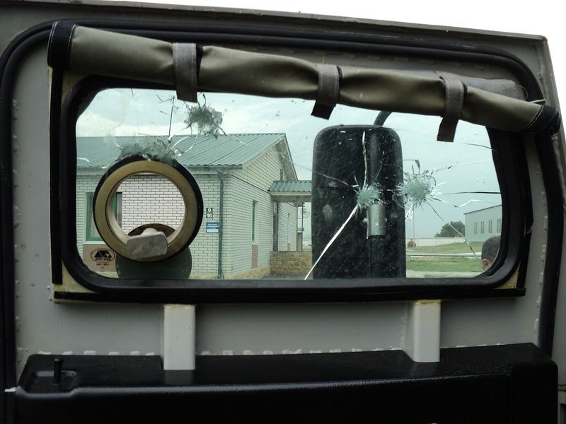 Обстрелянный в Чечне военный автомобиль Тигр (7 фото)