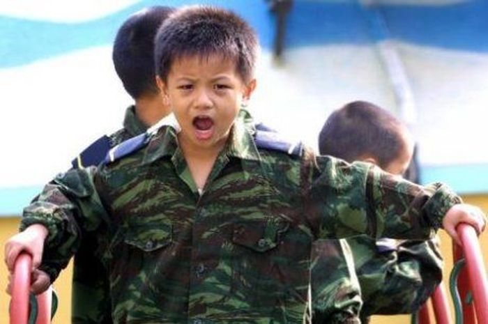 Курс молодого бойца для дошколят (7 фото)