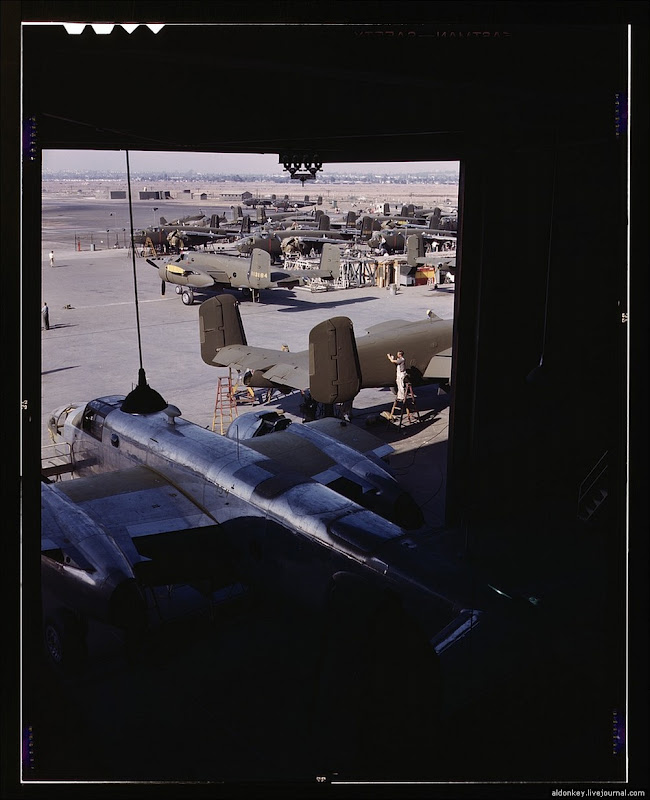Процесс сборки американского бомбардировщика Б-25 (19 фото)