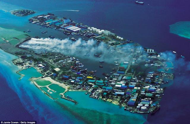 Не райская сторона Мальдив (7 фото)