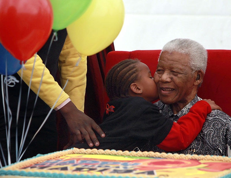 Ребенок целует 91-летнего Нельсона Манделу в пятницу в детской больнице Йоханнесбурга, пятой детской больнице открывшейся в Африке. Бывший президент ЮАР сказал, что открытие больниц просто необходимо на континенте, где многие не доживают до своего пятого дня рождения. «Это не роскошь, а жизненная необходимость, которую больше нельзя откладывать», - заявил он. (Karel Prinsloo/Associated Press)
