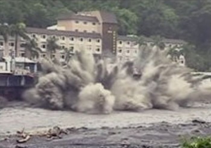 В Тайване из-за тайфуна рухнула гостиница (7 фото)