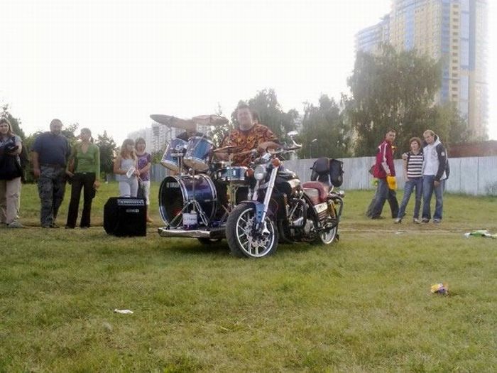 Мотоцикл с ударной установкой (9 фото)